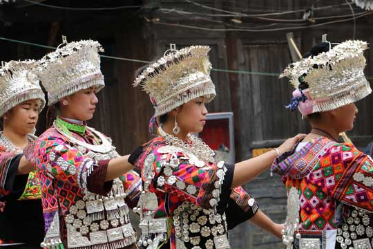 ファッションの 布に踊る人の手 : 中国貴州苗族染織探訪18年 アート